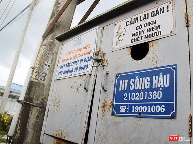 Tủ điện ở nhà máy của công ty TNHH Ba Sương Thống Nhất tại xã Gia Kiệm, huyện Thống Nhất, tỉnh Đồng Nai còn lưu dấu vết của Nông trường Sông Hậu lừng lẫy một thời. Tủ điện ở nhà máy của công ty TNHH Ba Sương Thống Nhất tại xã Gia Kiệm, huyện Thống Nhất, tỉnh Đồng Nai còn lưu dấu vết của Nông trường Sông Hậu lừng lẫy một thời.