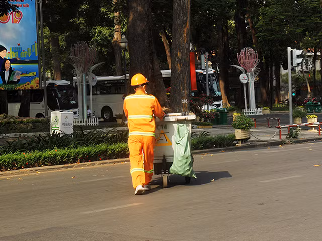 Những người công nhân vệ sinh phải xuống đường từ sáng sớm để giữ gìn cho thành phố luôn sạch, đẹp.