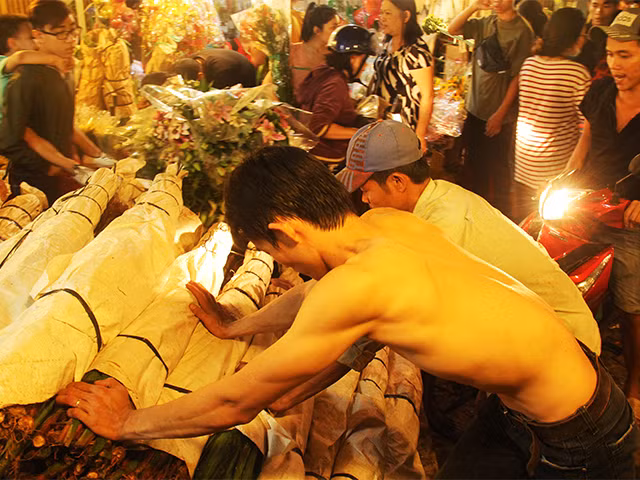 Nửa đêm về sáng, trời Sài Gòn se sắt lạnh, nhưng những giọt mồ hôi của phu hoa thì luôn nóng đẫm trên lưng. Nửa đêm về sáng, trời Sài Gòn se sắt lạnh, nhưng những giọt mồ hôi của phu hoa thì luôn nóng đẫm trên lưng.