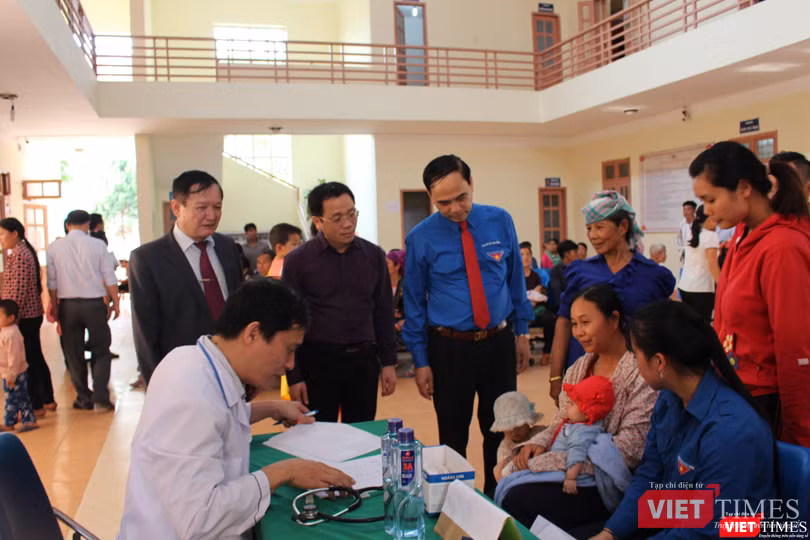 GS. Tạ Thành Văn, Hiệu trưởng Trường Đại học Y Hà Nội và ông Phạm Văn Tác – Vụ trưởng Vụ Tổ chức cán bộ (Bộ Y tế) thăm TTYT Mường Nhé