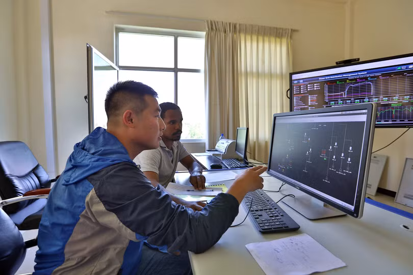 Chuyên gia kỹ thuật Trung Quốc và nhân viên người địa phương trao đỏi về điều hành lưới điện của Ethiopia. Chuyên gia kỹ thuật Trung Quốc và nhân viên người địa phương trao đỏi về điều hành lưới điện của Ethiopia.