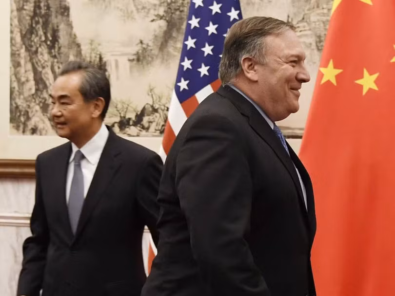 Sau nhiều thập kỷ trăng mật, dưới thời Tổng thống Donald Trump, quan hệ Mỹ - Trung đã xấu đi do Mỹ xem xét lại chính sách Trung Quốc của họ. Sau nhiều thập kỷ trăng mật, dưới thời Tổng thống Donald Trump, quan hệ Mỹ - Trung đã xấu đi do Mỹ xem xét lại chính sách Trung Quốc của họ.