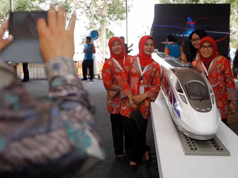 Trung Quốc đã xây dựng tuyến đường sắt cao tốc đầu tiên của Đông Nam Á ở Indonesia, kết nối Jakarta và Bandung. Trung Quốc coi đây và vụ thành công điển hình của “Vành đai và Con đường”