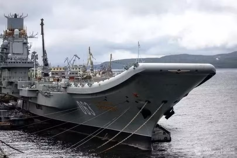 Tàu “Đô đốc Kuznetsov” được đưa tới nhà máy sửa chữa ở Murmansk. Tàu “Đô đốc Kuznetsov” được đưa tới nhà máy sửa chữa ở Murmansk.