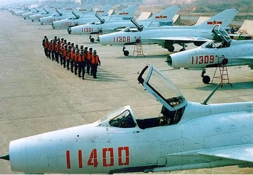 Tieemkichs J-7 được phát triển theo nguyên mẫu MiG-21 của Liên Xô cũ. Tieemkichs J-7 được phát triển theo nguyên mẫu MiG-21 của Liên Xô cũ.