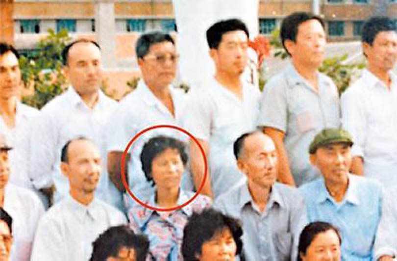 Bà Vương Thục Hoa (trong vòng tròn), người vợ kết tóc của Chu Vĩnh Khang đã bị ông ruồng rẫy rồi chết trong vụ tai nạn giao thông đầy nghi vấn.