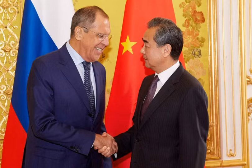 Ngoại trưởng Nga Lavrov: mặc dù Trung Quốc và Nga không có ý định thành lập liên minh quân sự, nhưng hai nước đã thực sự là đồng minh về chính trị. Ngoại trưởng Nga Lavrov: mặc dù Trung Quốc và Nga không có ý định thành lập liên minh quân sự, nhưng hai nước đã thực sự là đồng minh về chính trị.