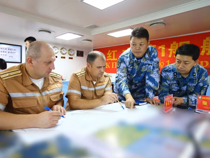 Sĩ quan Hải quân Nga, Trung Quốc trong cuộc diễn tập "Liên hợp trên biển-2016".