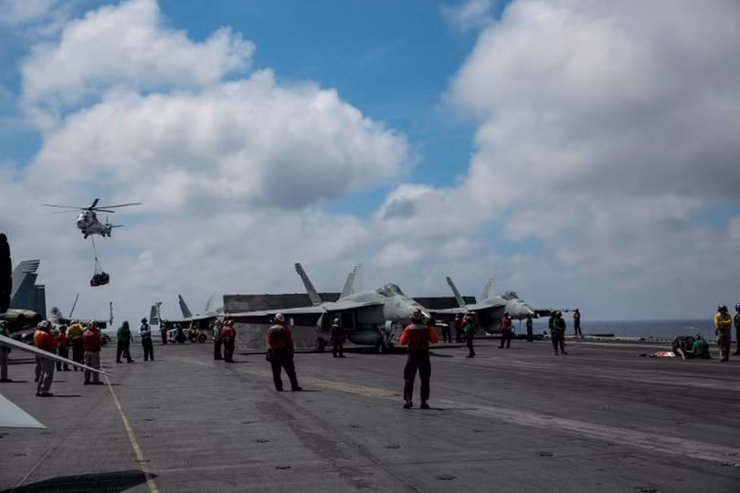 Quang cảnh boong tàu USS Abraham Lincoln CVN-72 trên Biển Đông chiều 24/12. Ảnh: Đông Phương.