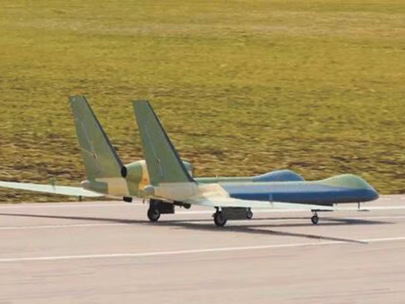 UAV Thần Điêu trên đường băng. UAV Thần Điêu trên đường băng.