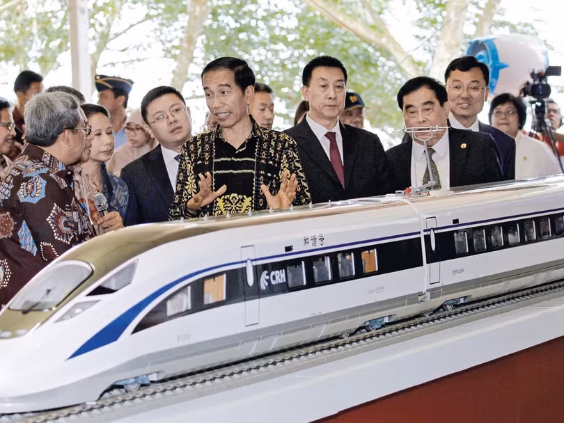 Ông Widodo tham quan mô hình đoàn tàu sẽ hoạt động ở Jakarta khi đến dự lễ khởi công xây dựng đường sắt cao tốc hồi năm 2016