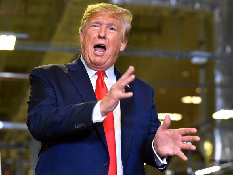 Ông Donald Trump: Hiệp định thương mại Mỹ - Trung không thể là một bản hiệp định bình đẳng, bởi vì “điểm khởi đầu của Mỹ là sàn nhà còn điểm khởi đầu của Trung Quốc là trần nhà”. Ông Donald Trump: Hiệp định thương mại Mỹ - Trung không thể là một bản hiệp định bình đẳng, bởi vì “điểm khởi đầu của Mỹ là sàn nhà còn điểm khởi đầu của Trung Quốc là trần nhà”.
