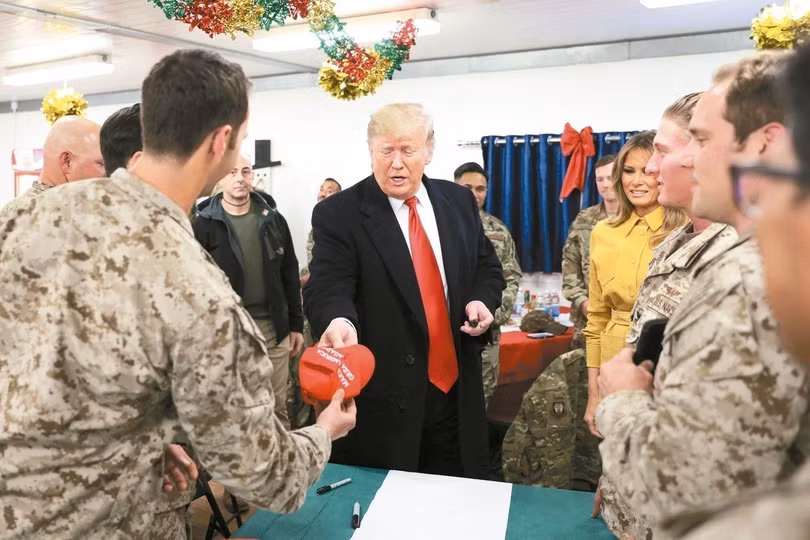 Việc ông Donald Trump ký tên lên mũ lính bị CNN phê phán.