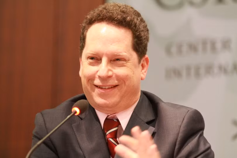 Ông Scott Kennedy, chuyên gia về Trung Quốc của Trung tâm nghiên cứu Chiến lược và Quốc tế (CSIS): nếu Trung Quốc thật sự đưa ra chính sách công nghiệp mới, giảm bớt vai trò của chính phủ, chuyển sang nhấn mạnh việc nâng cao hiệu quả sản xuất thì đó sẽ là “một sự chuyển biến tích cực”. Ông Scott Kennedy, chuyên gia về Trung Quốc của Trung tâm nghiên cứu Chiến lược và Quốc tế (CSIS): nếu Trung Quốc thật sự đưa ra chính sách công nghiệp mới, giảm bớt vai trò của chính phủ, chuyển sang nhấn mạnh việc nâng cao hiệu quả sản xuất thì đó sẽ là “một sự chuyển biến tích cực”.
