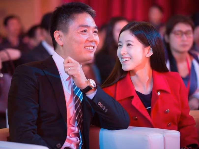 Ông Lưu Cường Đông thường xuyên khoe ảnh vợ chồng hạnh phúc trên báo chí và mạng xã hội. Ông Lưu Cường Đông thường xuyên khoe ảnh vợ chồng hạnh phúc trên báo chí và mạng xã hội.