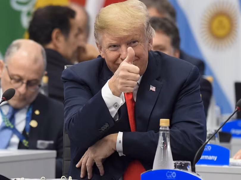 Ông Donald Trump và cử chỉ khó hiểu trong phòng họp.
