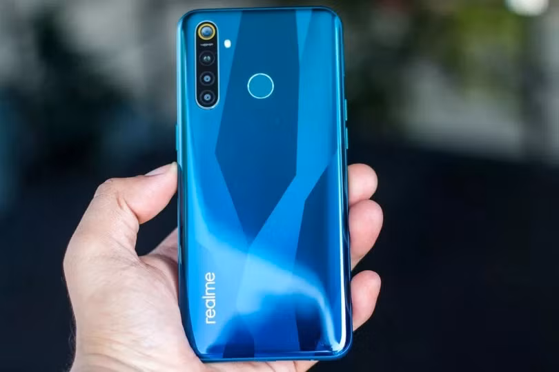 6 smartphone tầm trung pin khủng