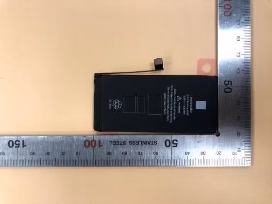 Thỏi pin có kích thước "khiêm tốn" này được cho là của iPhone 12. Ảnh: 91 Mobiles Ảnh: Phone Arena