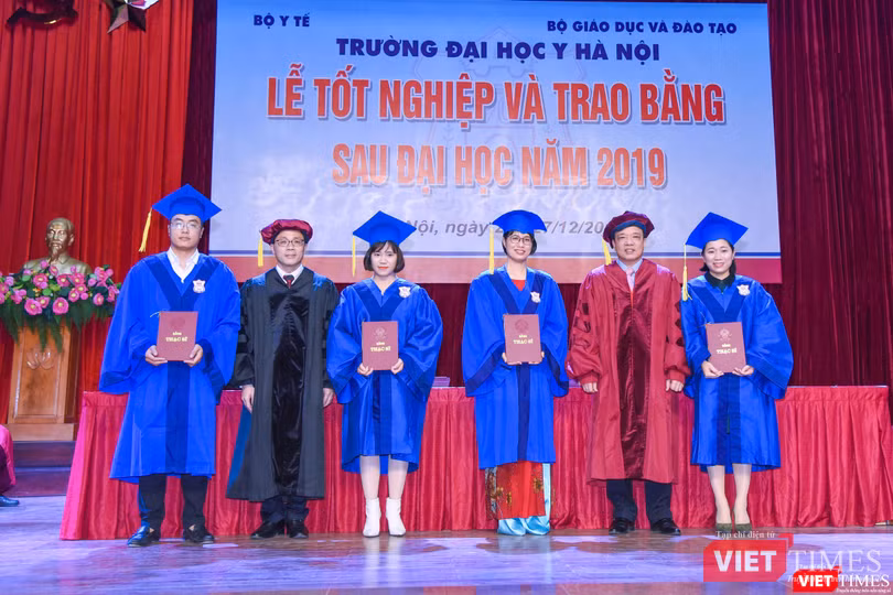 Các tân thạc sĩ được nhận Bằng theo nhóm 4 người một lần Các tân thạc sĩ được nhận Bằng theo nhóm 4 người một lần