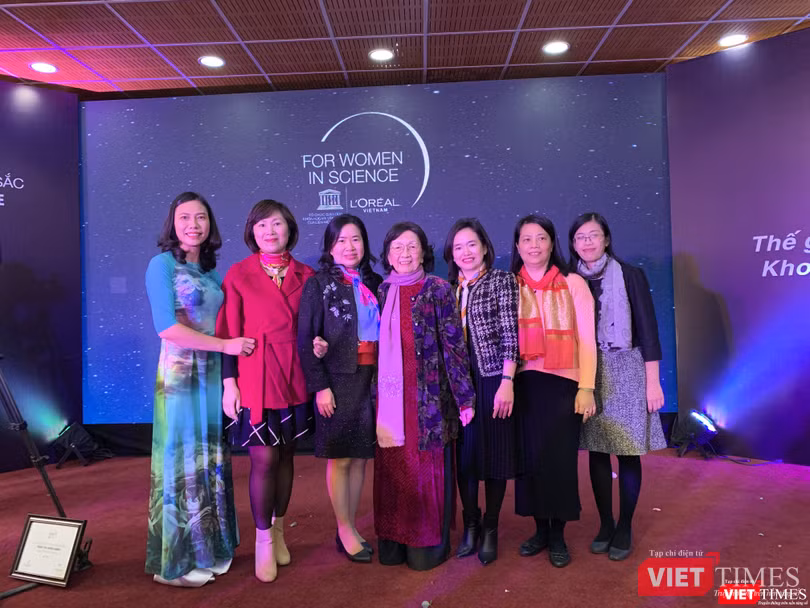 GS.TS. Phạm Thị Trân Châu – Chủ tịch Hội Nữ trí thức Việt Nam và các nhà khoa học của Viện Hàn lâm Khoa học và Công nghệ Việt Nam đã được nhận Giải thưởng L’Oreál – UNESCOtrong 10 năm qua GS.TS. Phạm Thị Trân Châu – Chủ tịch Hội Nữ trí thức Việt Nam và các nhà khoa học của Viện Hàn lâm Khoa học và Công nghệ Việt Nam đã được nhận Giải thưởng L’Oreál – UNESCOtrong 10 năm qua