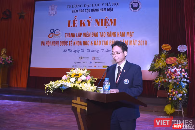 PGS.TS. Tống Minh Sơn – Viện trưởng Viện Đào tạo RHM báo cáo quá trình phát triển của Viện PGS.TS. Tống Minh Sơn – Viện trưởng Viện Đào tạo RHM báo cáo quá trình phát triển của Viện