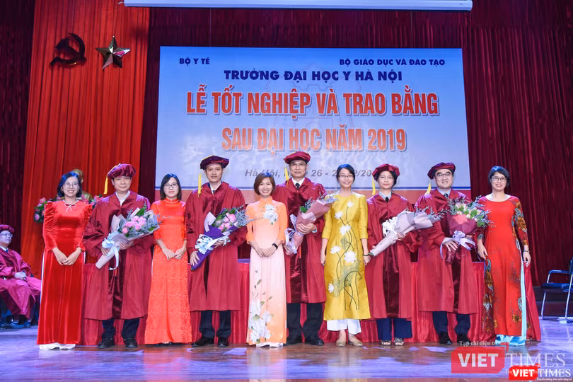 Các học viên tri ân các thầy cô Các học viên tri ân các thầy cô