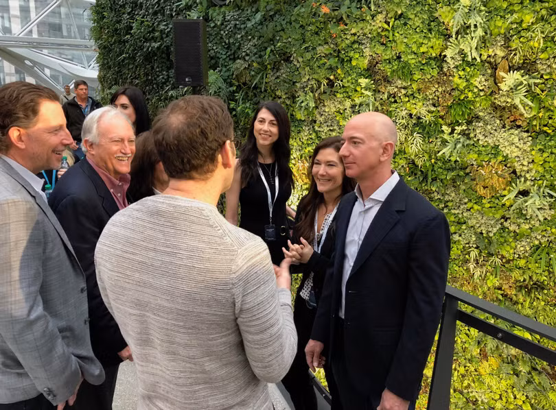 Jeff Bezos và vợ cũ trả lời phỏng vấn sau vụ ly hôn. Ảnh: Geekwire Jeff Bezos và vợ cũ trả lời phỏng vấn sau vụ ly hôn. Ảnh: Geekwire
