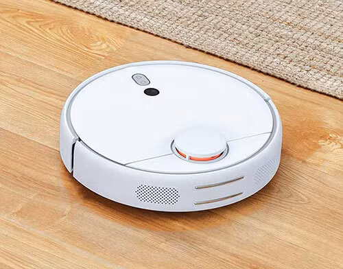 Robot hút bụi hoạt động tối ưu nhất trên mặt sàn gỗ, không nhiều đồ vật cản.