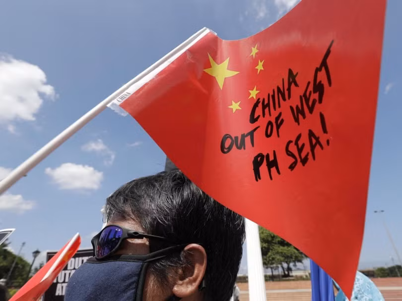 Ngày 18 tháng 6, nhiều người Philippines mang theo cờ Trung Quốc và khẩu hiệu chống Trung Quốc đã biểu tình phản kháng vụ đâm tàu tại Công viên Rizal ở Manila