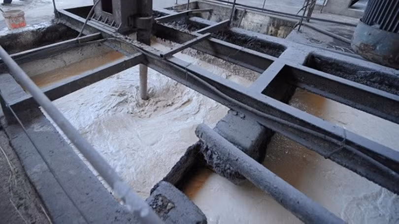 Đất hiếm đang được tinh luyện trong dây chuyền chế biến Đất hiếm đang được tinh luyện trong dây chuyền chế biến
