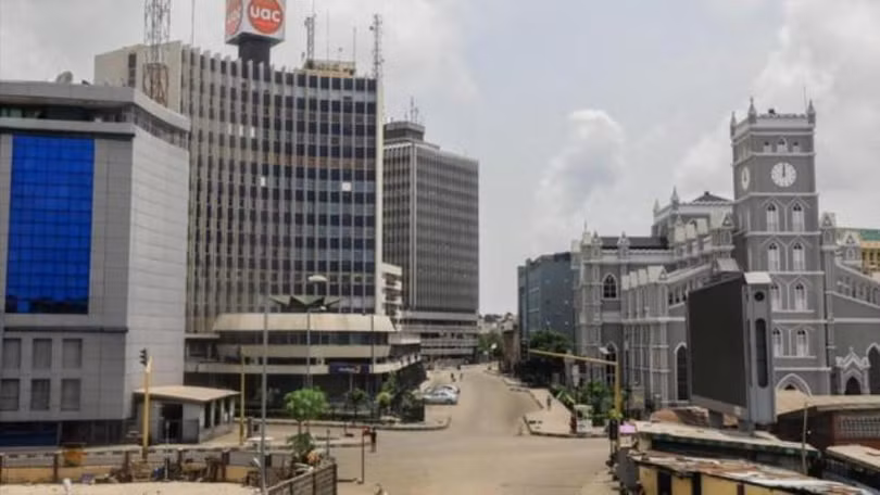 Đường phố thủ đô Lagos vắng vẻ do bị phong tỏa để chống dịch COVID-19 (Ảnh: AFP). Đường phố thủ đô Lagos vắng vẻ do bị phong tỏa để chống dịch COVID-19 (Ảnh: AFP).