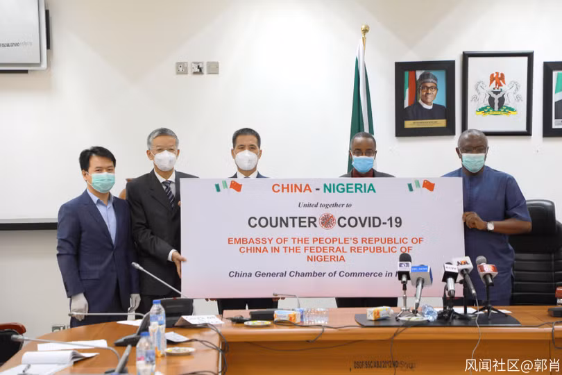 Đại sứ Trung Quốc Chu Bỉnh Kiếm (giữa) bàn giao vật tư y tế chống dịch cho Nigeria hôm 24/4 (Ảnh: Guancha). Đại sứ Trung Quốc Chu Bỉnh Kiếm (giữa) bàn giao vật tư y tế chống dịch cho Nigeria hôm 24/4 (Ảnh: Guancha).