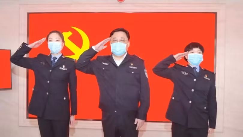 Tôn Lực Quân làm người giới thiệu cho 2 nữ công an viên xuất sắc trong chống dịch COVID-19 ở Vũ Hán vào đảng (Ảnh: Sina).