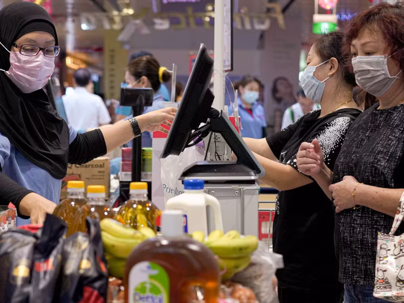 Trong dịch bệnh, cuộc sống của người dân Singapore vẫn diễn ra bình thường (Ảnh: Getty).