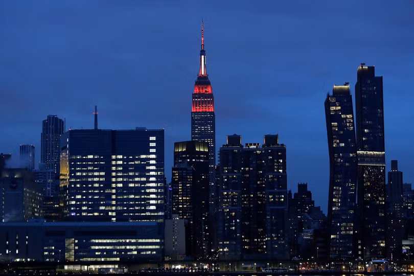 Tòa nhà Empire State ở New York ngày 31/3 bật đèn để vinh danh các nhân viên y tế (Ảnh: AP).