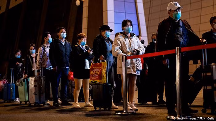 Xếp hàng lên tàu rời khỏi Vũ Hán (Ảnh: Getty). Xếp hàng lên tàu rời khỏi Vũ Hán (Ảnh: Getty).