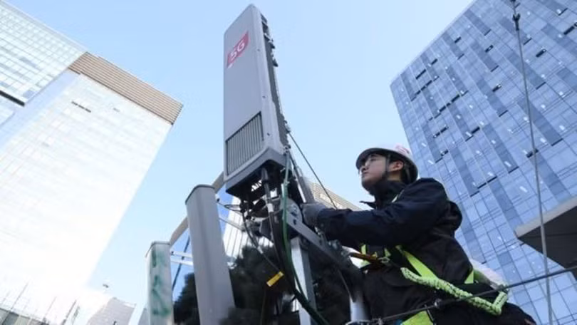 Những người theo thuyết âm mưu cho rằng sóng 5G giúp lây truyền bệnh COVID-19 (Ảnh: Getty). Những người theo thuyết âm mưu cho rằng sóng 5G giúp lây truyền bệnh COVID-19 (Ảnh: Getty).