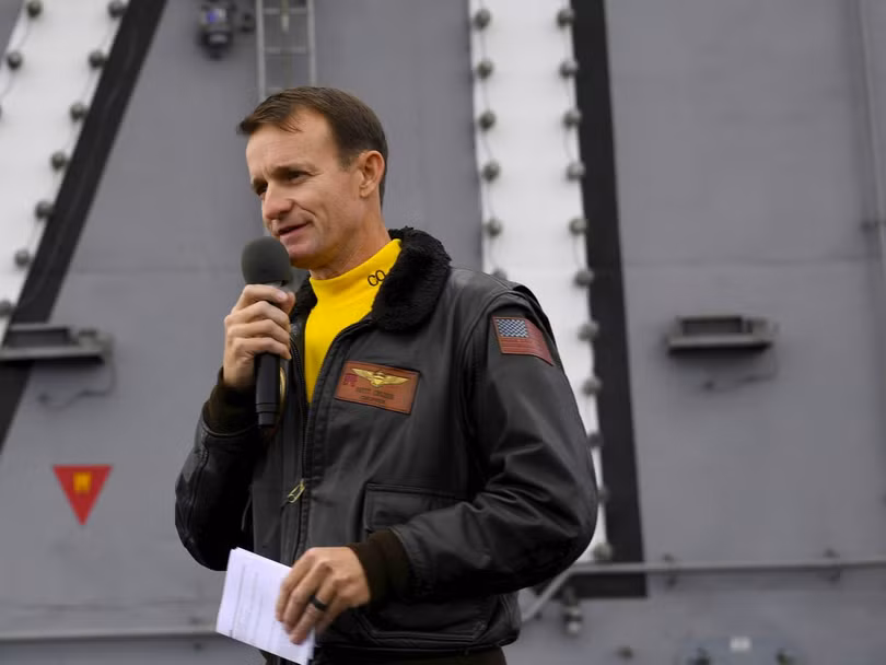 Đại tá Brett Crozier, Hạm trưởng tàu sân bay Roosevelt đã bị cách chức vì viết thư thỉnh cầu cho phép các thành viên thủy thủ đoàn lên bờ cách ly điều trị (Ảnh: US Navy). Đại tá Brett Crozier, Hạm trưởng tàu sân bay Roosevelt đã bị cách chức vì viết thư thỉnh cầu cho phép các thành viên thủy thủ đoàn lên bờ cách ly điều trị (Ảnh: US Navy).