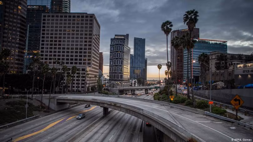 Đường cao tốc 110 ở Los Angeles vắng vẻ sau khi thực thi lệnh đóng cửa (Ảnh: AFP). Đường cao tốc 110 ở Los Angeles vắng vẻ sau khi thực thi lệnh đóng cửa (Ảnh: AFP).