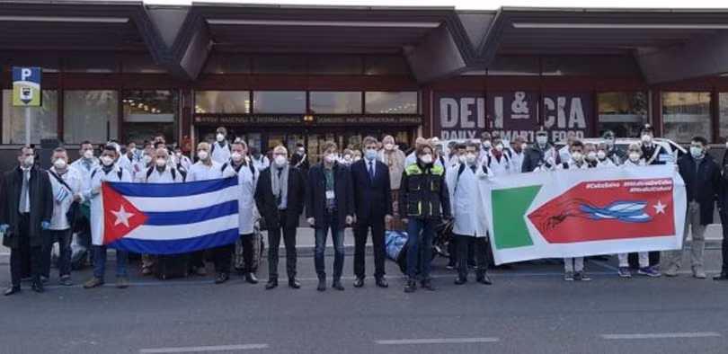 Người Italy đón các thày thuốc Cuba tới giúp chống dịch (Ảnh: voorp.com). Người Italy đón các thày thuốc Cuba tới giúp chống dịch (Ảnh: voorp.com).