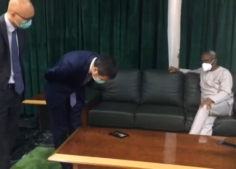 Đại sứ Trung Quốc tại Nigeria xem đoạn video ghi cảnh tranh cãi giữa nhân viên Lãnh sự quán nước này tại Quảng Châu và nhân viên công vụ Trung Quốc (Ảnh: Đông Phương). Đại sứ Trung Quốc tại Nigeria xem đoạn video ghi cảnh tranh cãi giữa nhân viên Lãnh sự quán nước này tại Quảng Châu và nhân viên công vụ Trung Quốc (Ảnh: Đông Phương).