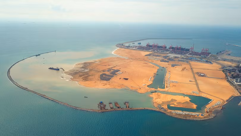 Công trình xây dựng cảng biển chiến lược Hambantotan ở Sri Lanka trong sáng kiến “Vành đai, con đường” (Ảnh: hket) Công trình xây dựng cảng biển chiến lược Hambantotan ở Sri Lanka trong sáng kiến “Vành đai, con đường” (Ảnh: hket)
