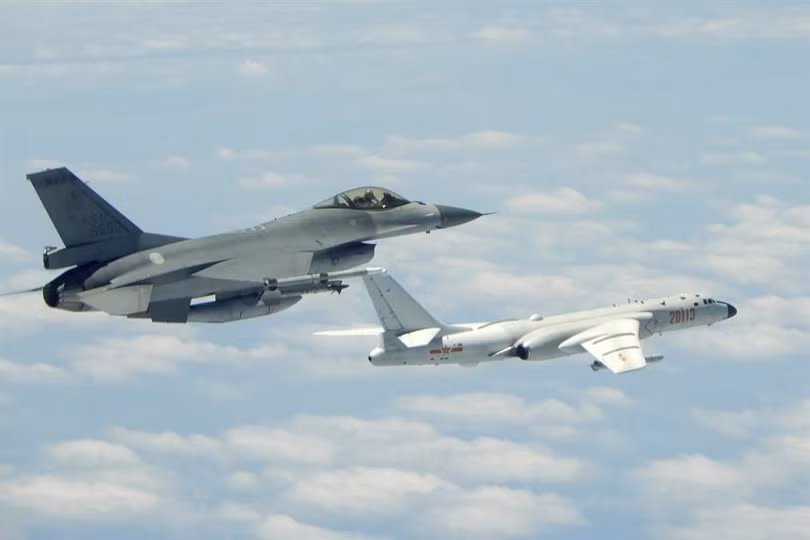F-16 của quân đội Đài Loan mang đạn thật lên giám sát máy bay H-6 của Trung Quốc đại lục khi bay qua đường trung tâm eo biển (Ảnh: chinatimes). F-16 của quân đội Đài Loan mang đạn thật lên giám sát máy bay H-6 của Trung Quốc đại lục khi bay qua đường trung tâm eo biển (Ảnh: chinatimes).