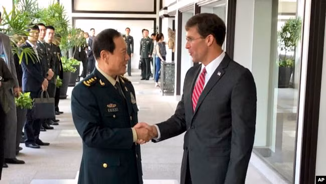 Lần gặp gỡ mới nhất giữa 2 ông Ngụy Phượng Hòa và Mark Esper diễn ra tại Bangkok vào ngày 18/11/2019 (Ảnh: AP). Lần gặp gỡ mới nhất giữa 2 ông Ngụy Phượng Hòa và Mark Esper diễn ra tại Bangkok vào ngày 18/11/2019 (Ảnh: AP).