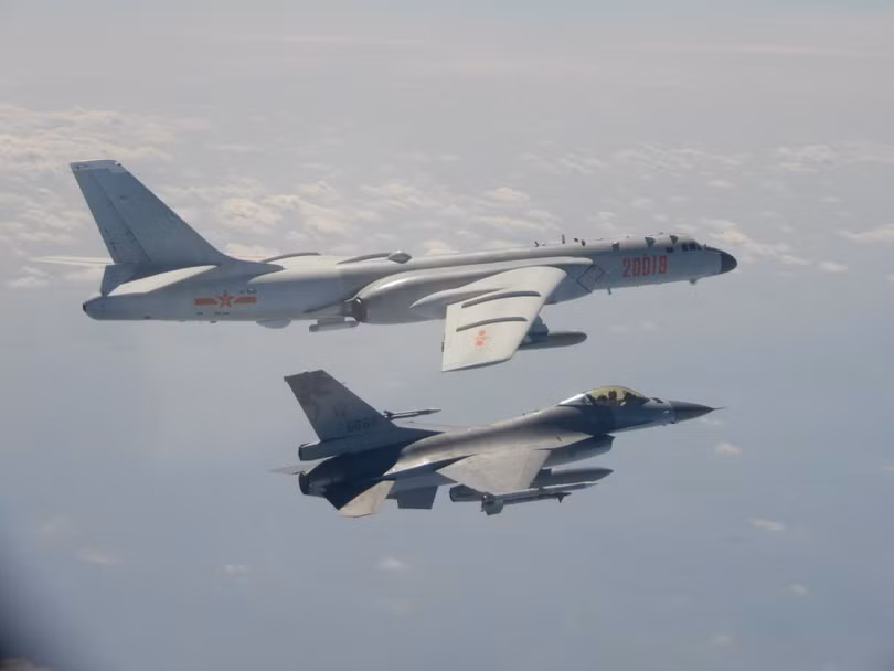Máy bay F-16 của không quân Đài Loan bay giám sát máy bay ném bom H-6 của Trung Quốc ở gần không phận Đài Loan (Ảnh: Apolo). Máy bay F-16 của không quân Đài Loan bay giám sát máy bay ném bom H-6 của Trung Quốc ở gần không phận Đài Loan (Ảnh: Apolo).