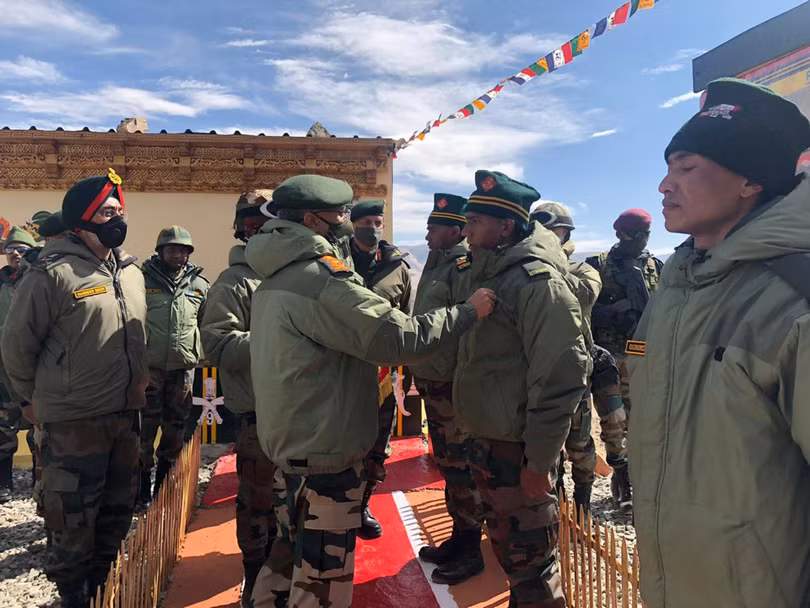 Ông Manoj Naravane thăm các binh sĩ tại các vị trí tiền tiêu ở biên giới với Trung Quốc (Ảnh: Đa Chiều).