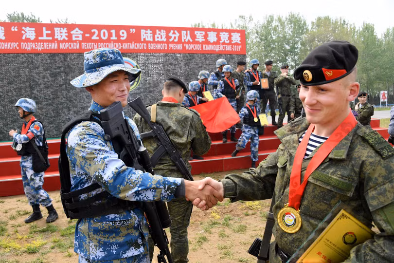 Lính Nga và Trung Quốc tham gia tập trận chung "Liên hợp trên biển-2019" (Ảnh; Tân Hoa xã). Lính Nga và Trung Quốc tham gia tập trận chung "Liên hợp trên biển-2019" (Ảnh; Tân Hoa xã).