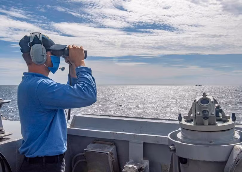 Thủy thủ trên tàu USS DDG-89 Mustin quan sát chiếc tàu Nam Kinh (155) của Trung Quốc đang bám đuôi (Ảnh: US Navy). Thủy thủ trên tàu USS DDG-89 Mustin quan sát chiếc tàu Nam Kinh (155) của Trung Quốc đang bám đuôi (Ảnh: US Navy).