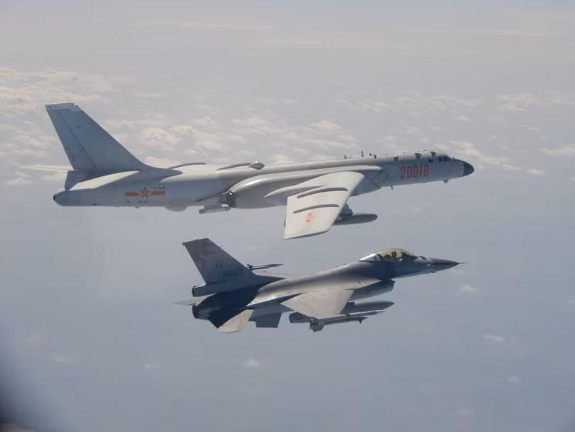 Các máy bay F-16 của Đài Loan cất cánh lên giám sát máy bay PLA trên vùng trời gần Đài Loan đều mang đạn thật, nhưng được lệnh không được nổ súng trước (Ảnh: CNA). Các máy bay F-16 của Đài Loan cất cánh lên giám sát máy bay PLA trên vùng trời gần Đài Loan đều mang đạn thật, nhưng được lệnh không được nổ súng trước (Ảnh: CNA).