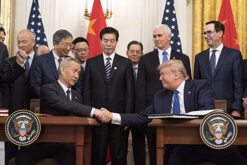 Ngày 15/1/2020 Mỹ và Trung Quốc ký kết Hiệp định thương mại giai đoạn đầu tại Nhà Trắng, tạm chấm dứt cuộc chiến thương mại kéo dài (Ảnh: Wiki). Ngày 15/1/2020 Mỹ và Trung Quốc ký kết Hiệp định thương mại giai đoạn đầu tại Nhà Trắng, tạm chấm dứt cuộc chiến thương mại kéo dài (Ảnh: Wiki).